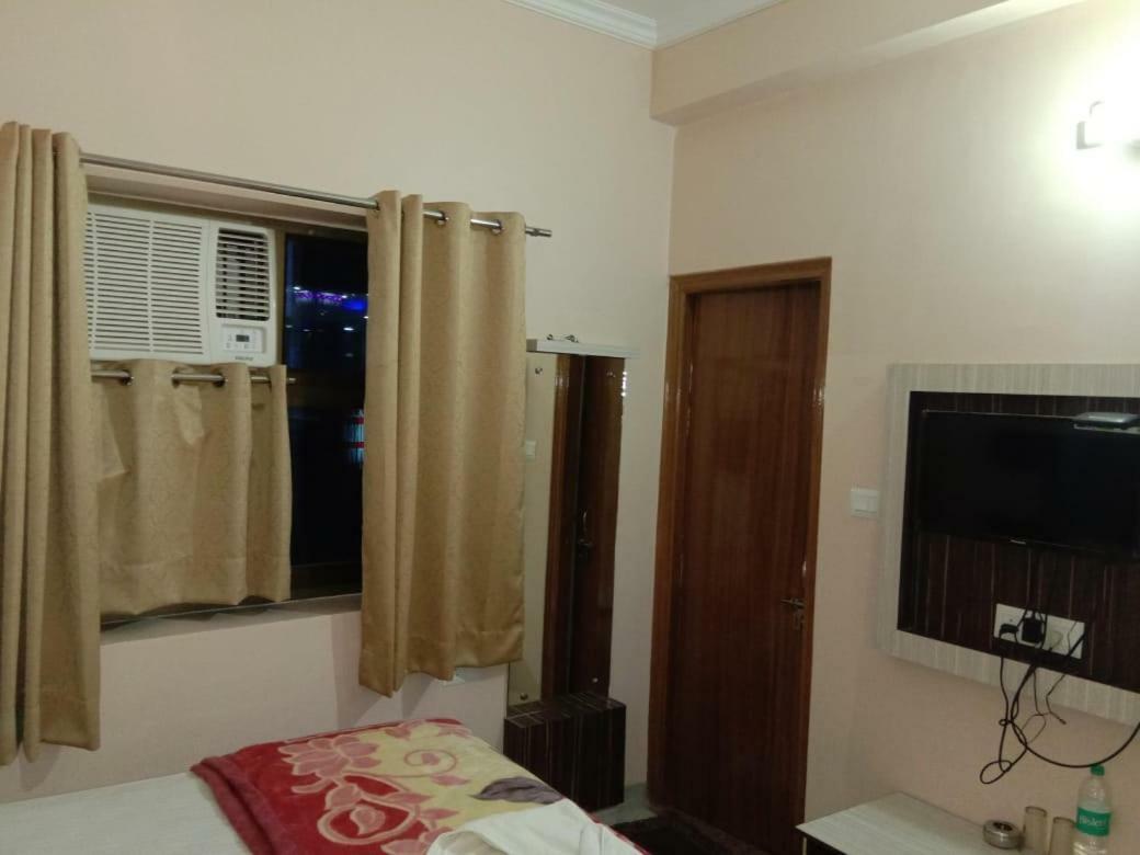 Adb Rooms Hotel De Pal Varanasi Eksteriør bilde